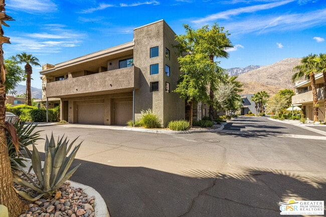 930 E Palm Canyon Dr in Palm Springs, CA - Building Photo - Building Photo