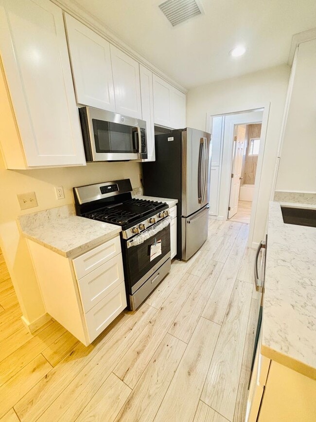 1330 W Lambert Rd in La Habra, CA - Building Photo - Building Photo