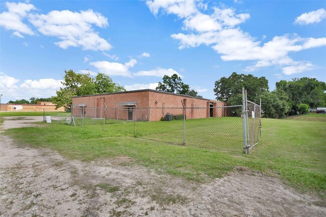 200 Motel Dr. in Alvin, TX - Building Photo - Building Photo