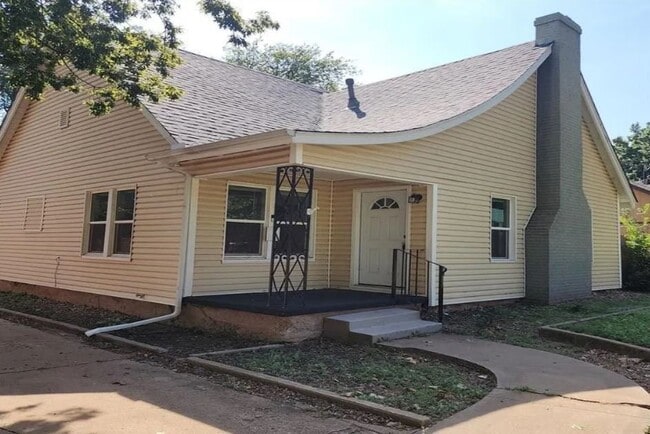 property at 1123 W Kansas Ave