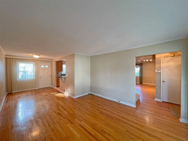 115 Lyons Rd in Scarsdale, NY - Building Photo - Building Photo