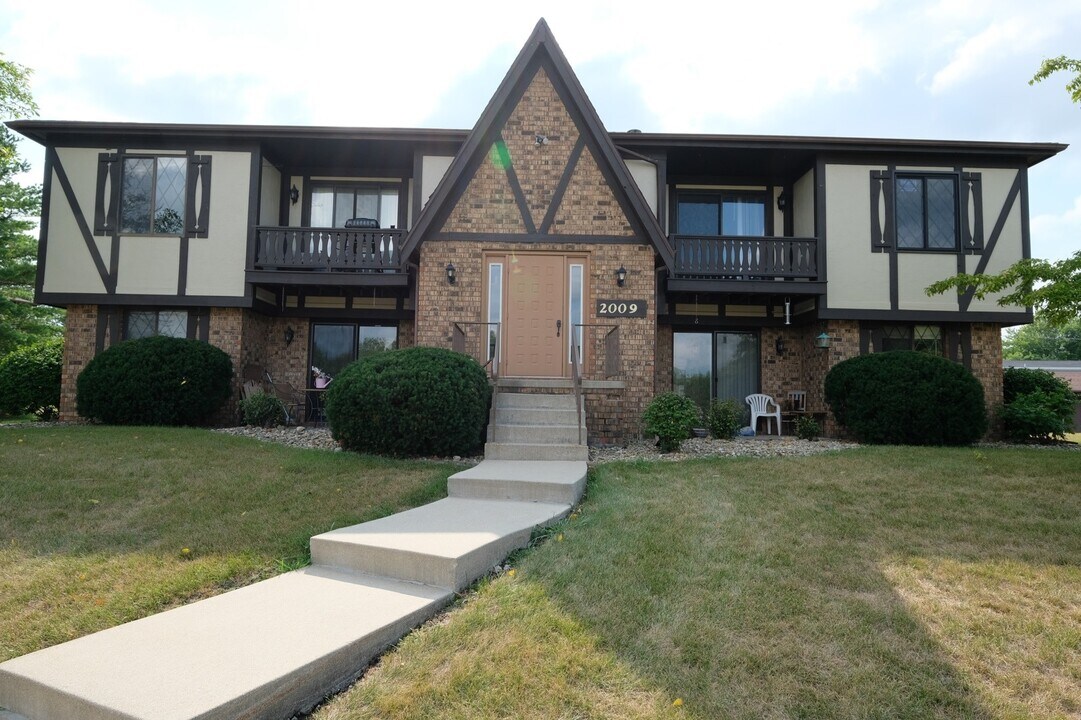 2009 Tracy Dr in Bloomington, IL - Building Photo