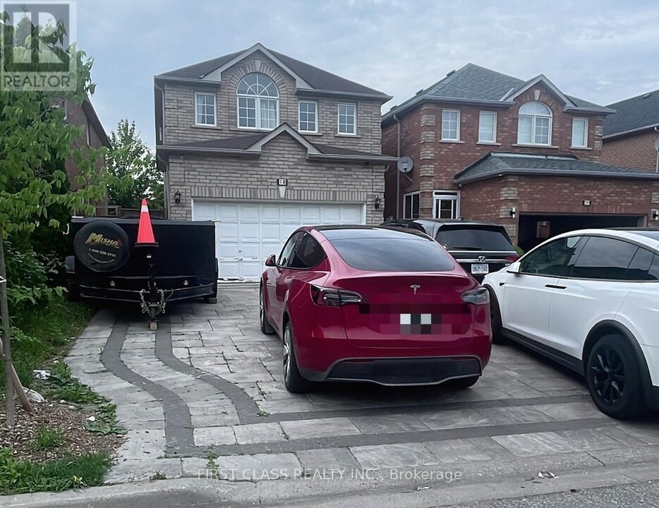 18 Angela Ct in Markham, ON - Building Photo