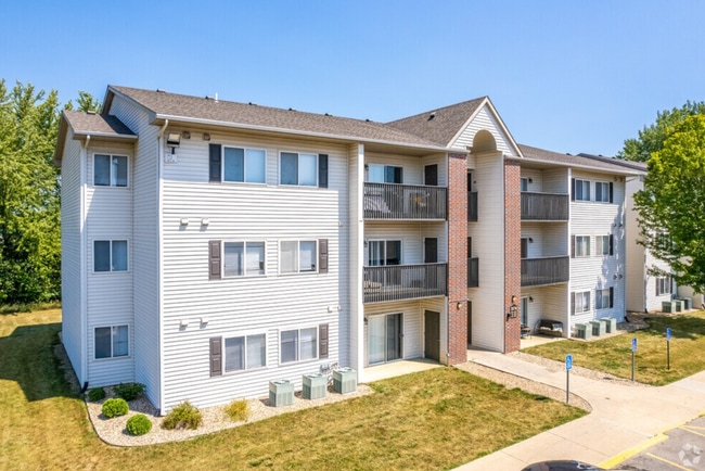 Pineview in Waterloo, IA - Building Photo - Building Photo