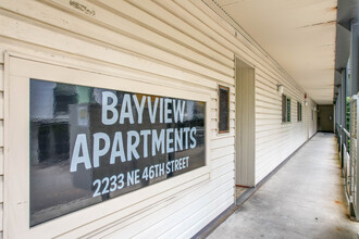 Bayview Apartments in Seattle, WA - Foto de edificio - Building Photo