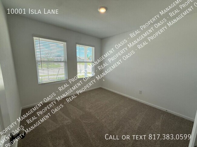 10001 Isla Ln in Crowley, TX - Building Photo - Building Photo
