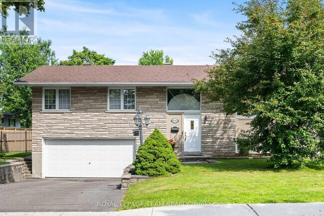 2001 Bel-Air Dr in Ottawa, ON - Building Photo - Building Photo