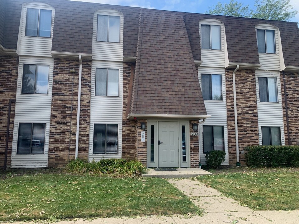 209 W Ct of Shorewood in Vernon Hills, IL - Foto de edificio