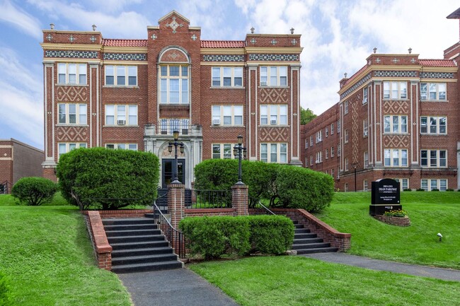 Calhoun Beach Apartments