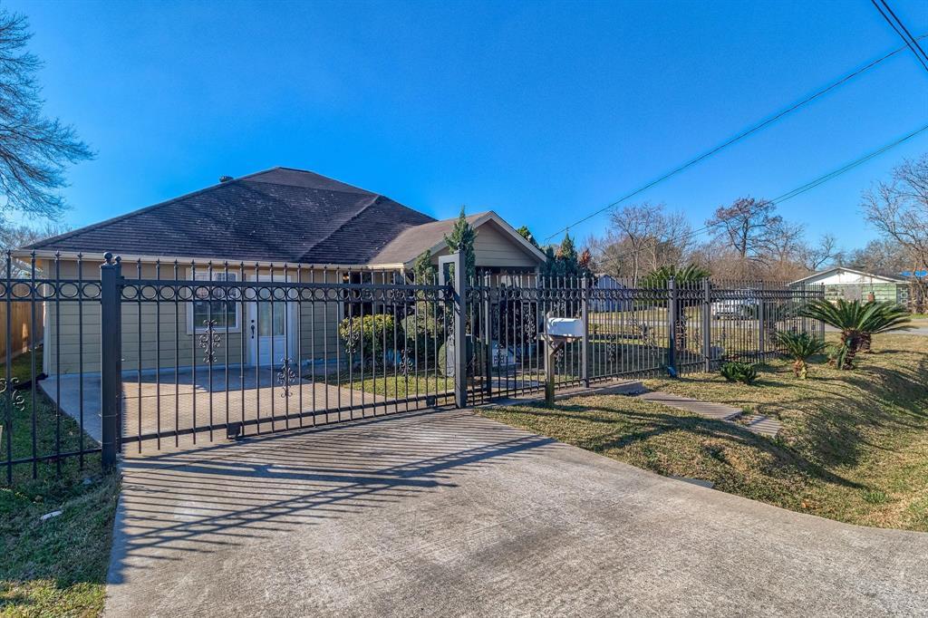 8004 Mendez St in Houston, TX - Foto de edificio