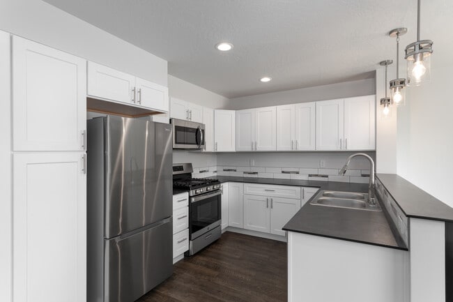 6th & Pines Townhomes in Spokane Valley, WA - Building Photo - Interior Photo
