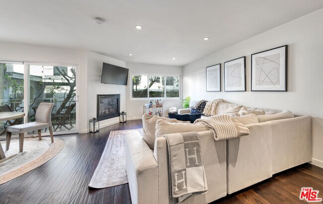 11656 Montana Ave in Los Angeles, CA - Building Photo - Building Photo