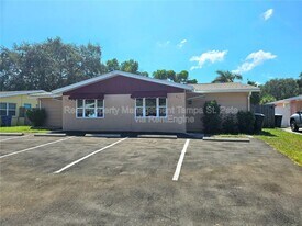 613 Lyndhurst St in Dunedin, FL - Building Photo
