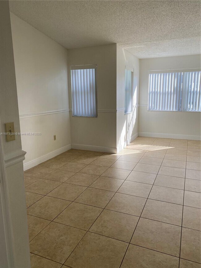 17440 NW 67th Ct in Hialeah, FL - Building Photo - Building Photo