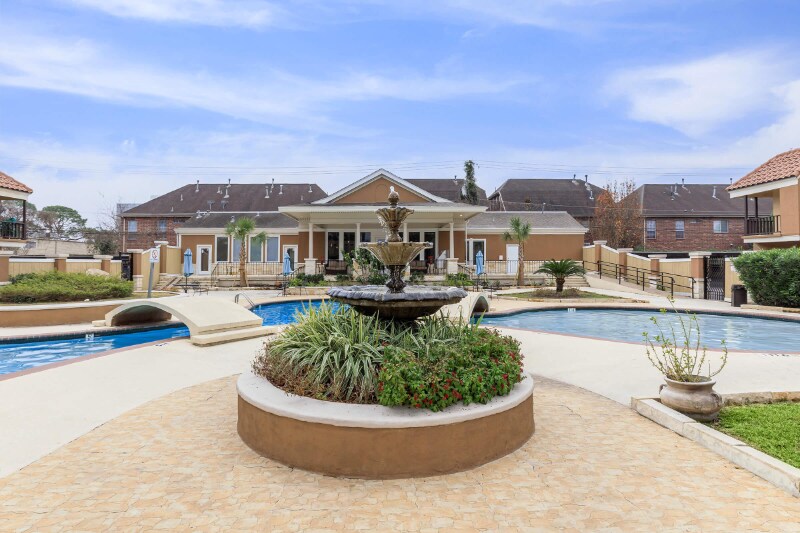 2900 Briarhurst Dr in Houston, TX - Building Photo