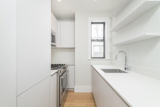 8 Elko St, Unit 12 in Boston, MA - Foto de edificio - Building Photo