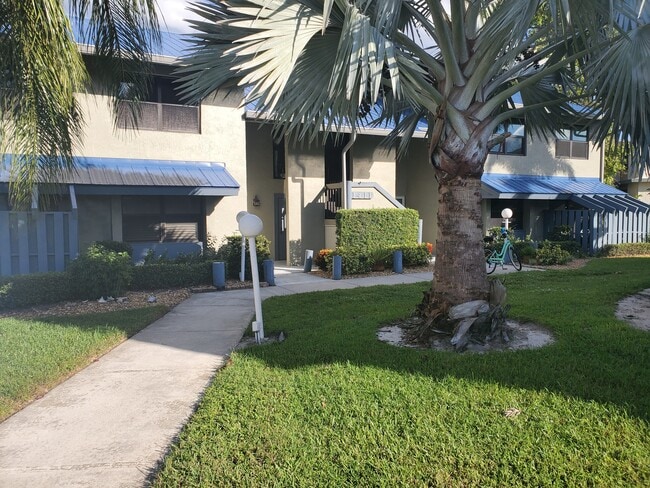1411 NE 14th Ct, Unit P 13 in Jensen Beach, FL - Foto de edificio - Building Photo