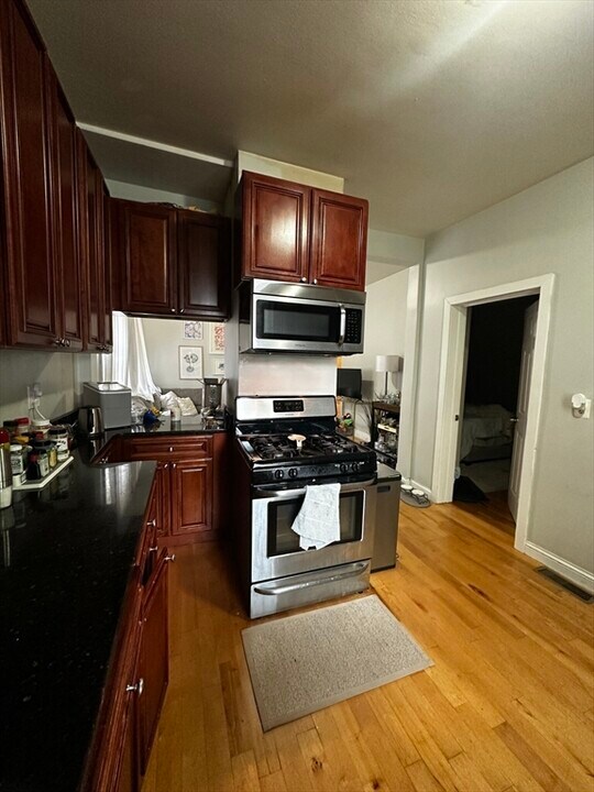 319 W Fourth St in Boston, MA - Building Photo