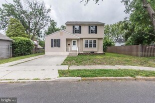 308 Brown St in Burlington, NJ - Building Photo