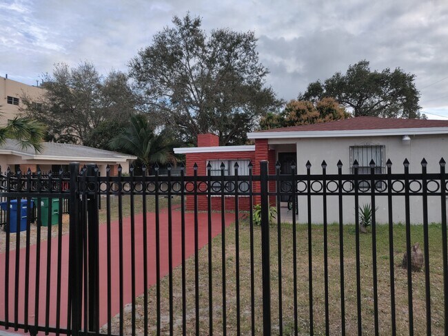 1646 NE 150th ST in Miami, FL - Foto de edificio - Building Photo