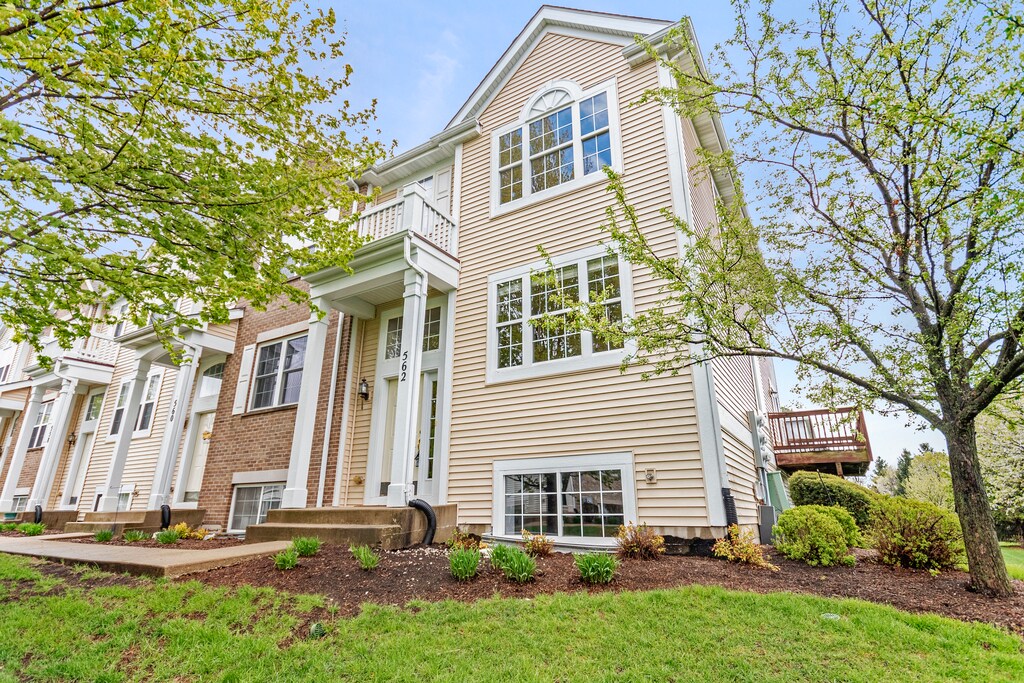 562 Lincoln Station Dr in Oswego, IL - Building Photo