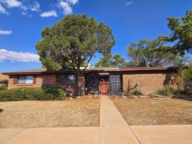 property at 1640 Courtland Cir