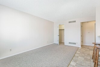 32 Coventry Ln, Unit Apt 3 in Muscatine, IA - Building Photo - Building Photo