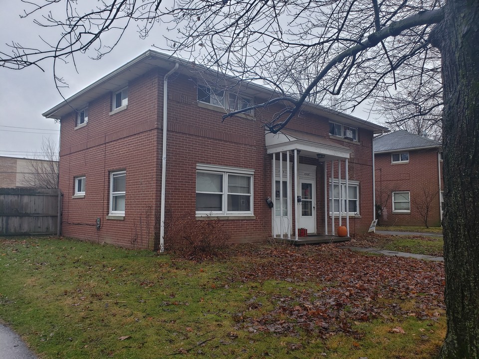 1909 Lancaster St in Cuyahoga Falls, OH - Building Photo