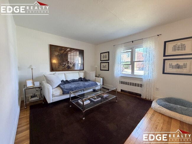 45 Beechcroft St, Unit 2 in Boston, MA - Foto de edificio - Building Photo