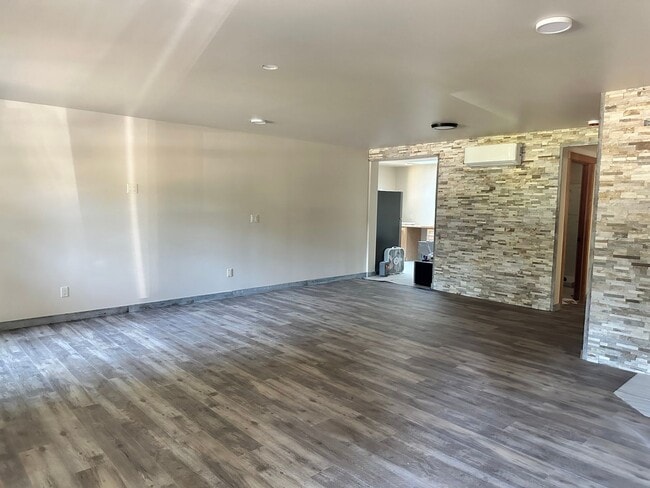 property at 1252 Paradise Rd