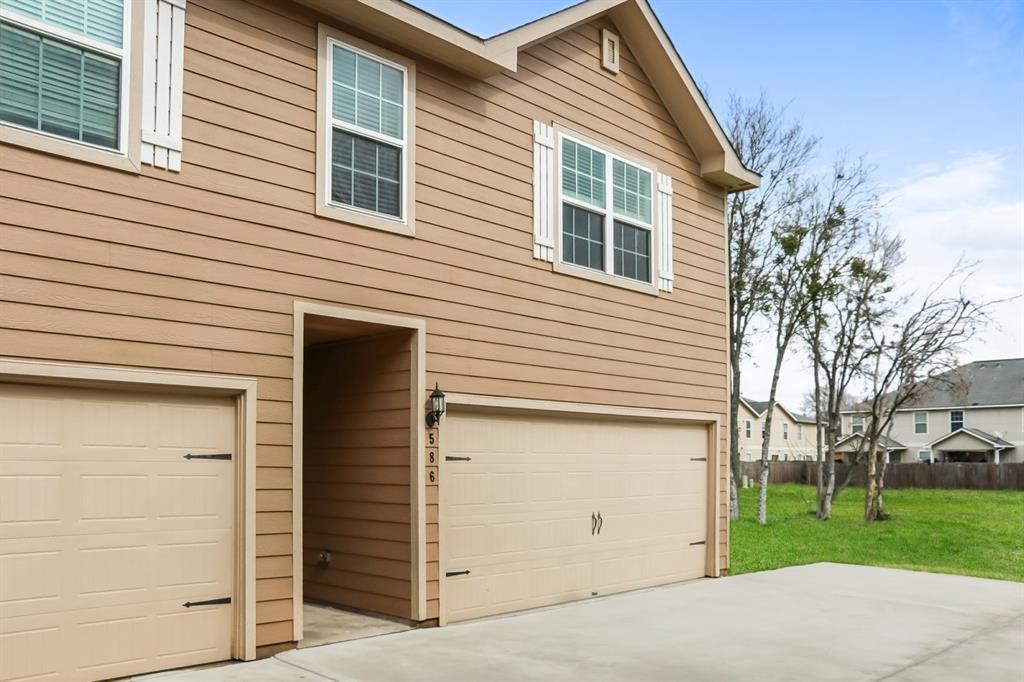 586 Solomon Ln in Brookshire, TX - Building Photo