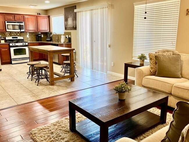 5972 Alington Bend Dr in Las Vegas, NV - Building Photo - Building Photo
