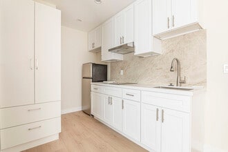 10545 Leolang Ave in Sunland, CA - Building Photo - Building Photo