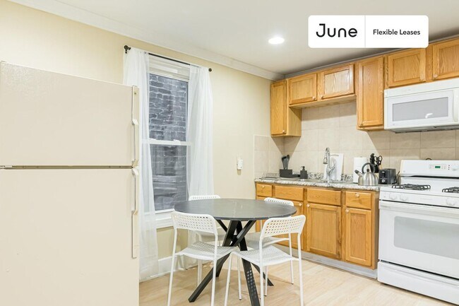 1639 W Superior St in Chicago, IL - Foto de edificio - Building Photo