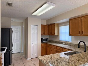 758 Burlwood St in Brandon, FL - Foto de edificio - Building Photo