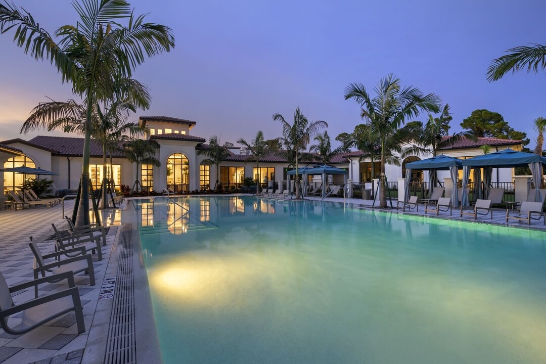 Lago in Naples, FL - Foto de edificio