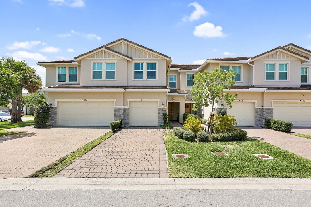 4319 Veleiros Ave in Lighthouse Point, FL - Building Photo