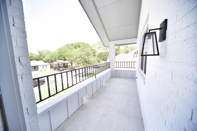 Room in House on W Bewick St in Fort Worth, TX - Building Photo - Building Photo
