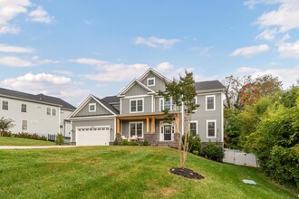 10602 Oak Pl in Fairfax, VA - Foto de edificio - Building Photo