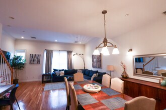 2 Harvard Sq, Unit 2 in Brookline, MA - Building Photo - Building Photo