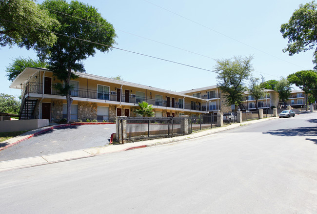 Broadway Heights in San Antonio, TX - Building Photo - Building Photo