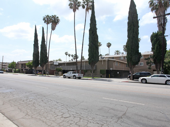 Vanowen Regal Apartments in Van Nuys, CA - Building Photo - Building Photo