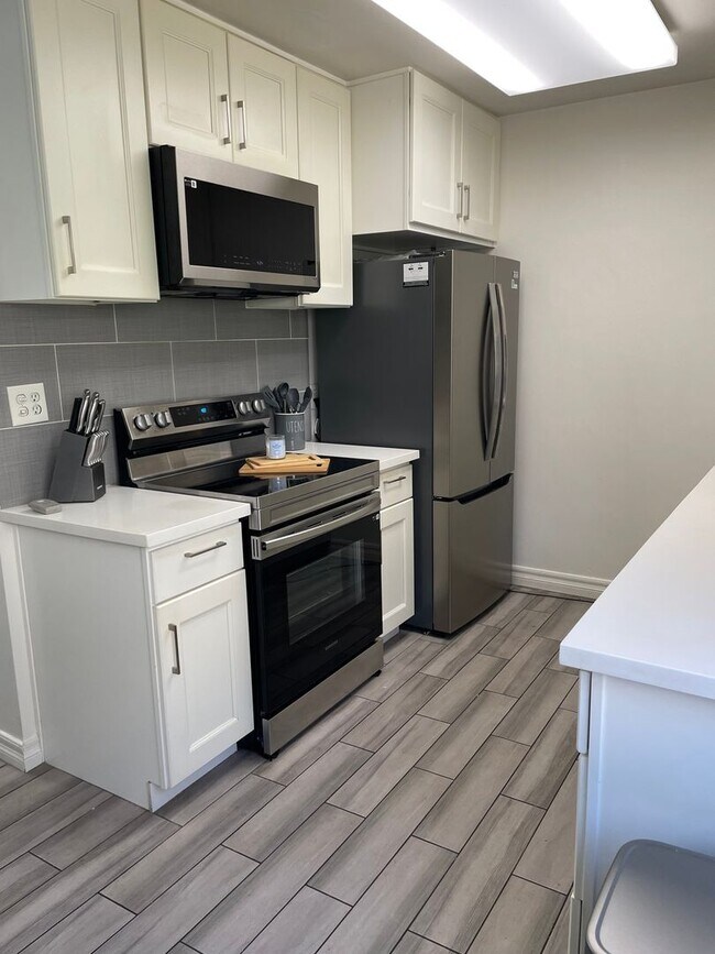 8650 Belford Ave in Los Angeles, CA - Building Photo - Building Photo