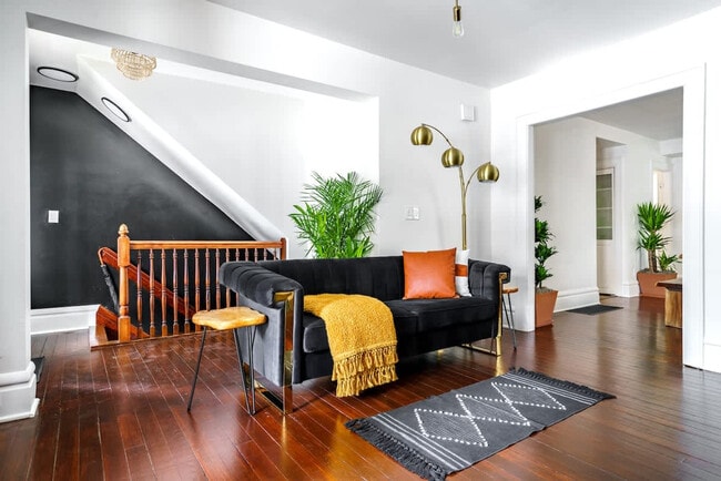 27-29-29 Lundy St