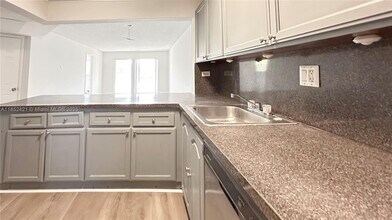 8040 N Colony Cir in Tamarac, FL - Building Photo - Building Photo