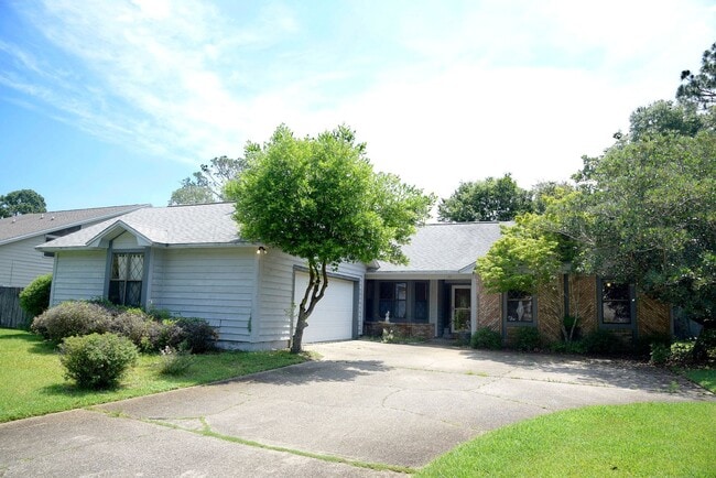 1129 Troon Dr W in Niceville, FL - Building Photo - Building Photo