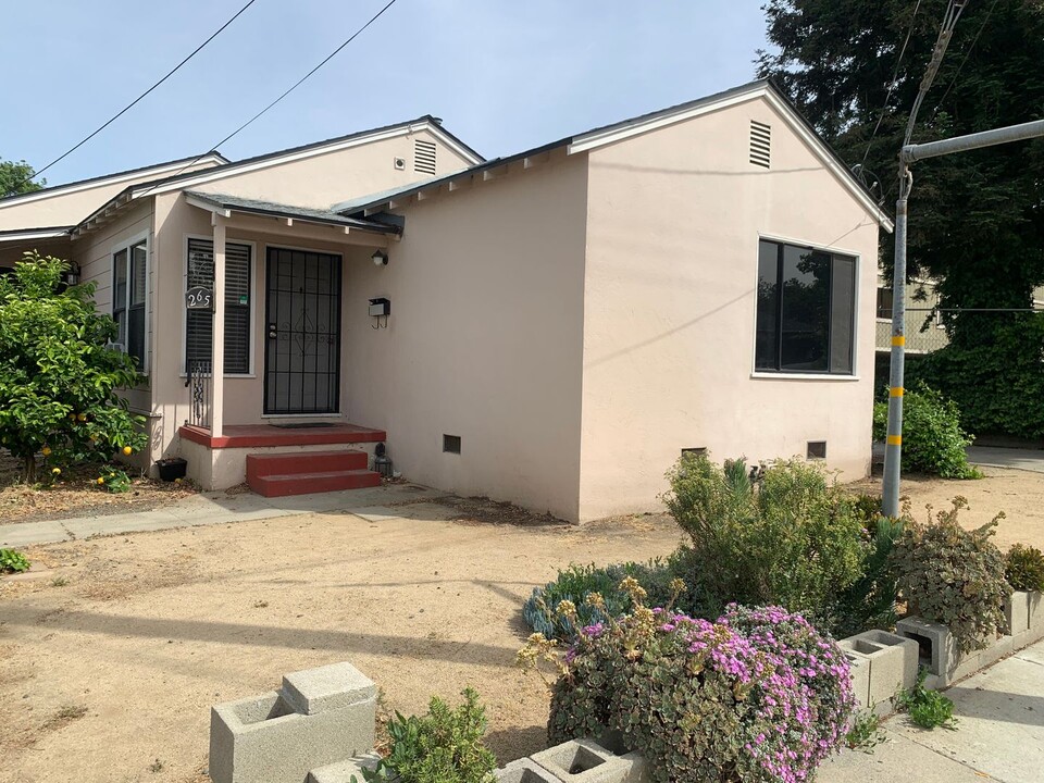 265 Ramona St in Pittsburg, CA - Foto de edificio