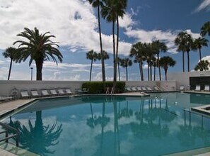 988 Boulevard of the Arts in Sarasota, FL - Foto de edificio - Building Photo
