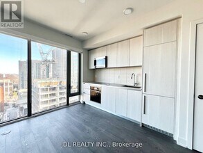 8 Cumberland St in Toronto, ON - Building Photo - Building Photo