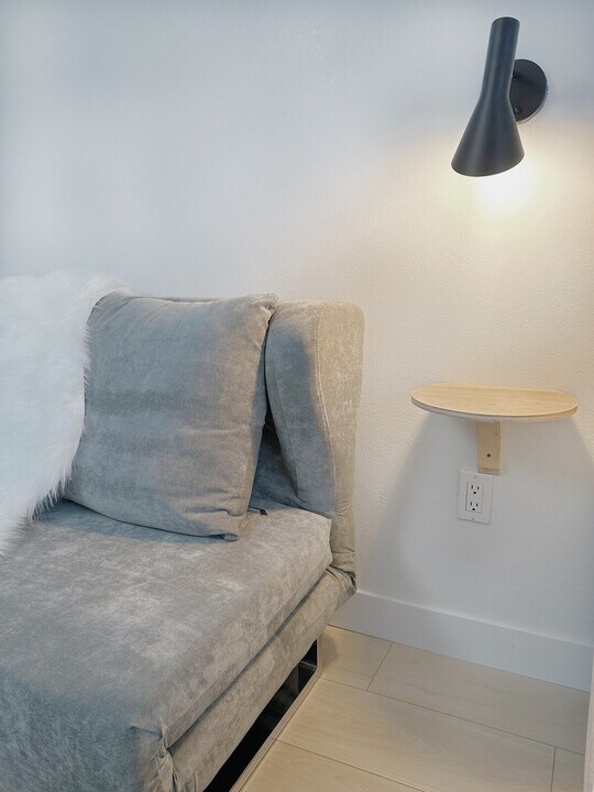 854 W 13th Ave in Anchorage, AK - Building Photo